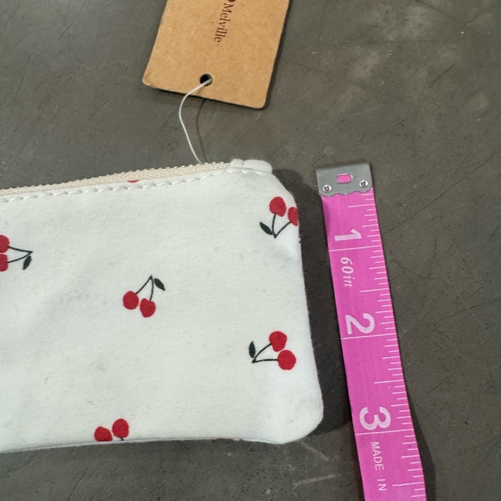 BRANDY MELVILLE White zipper Pouch with Cherry Print & white heart ring 🤍zoom in - Picture 3 of 7